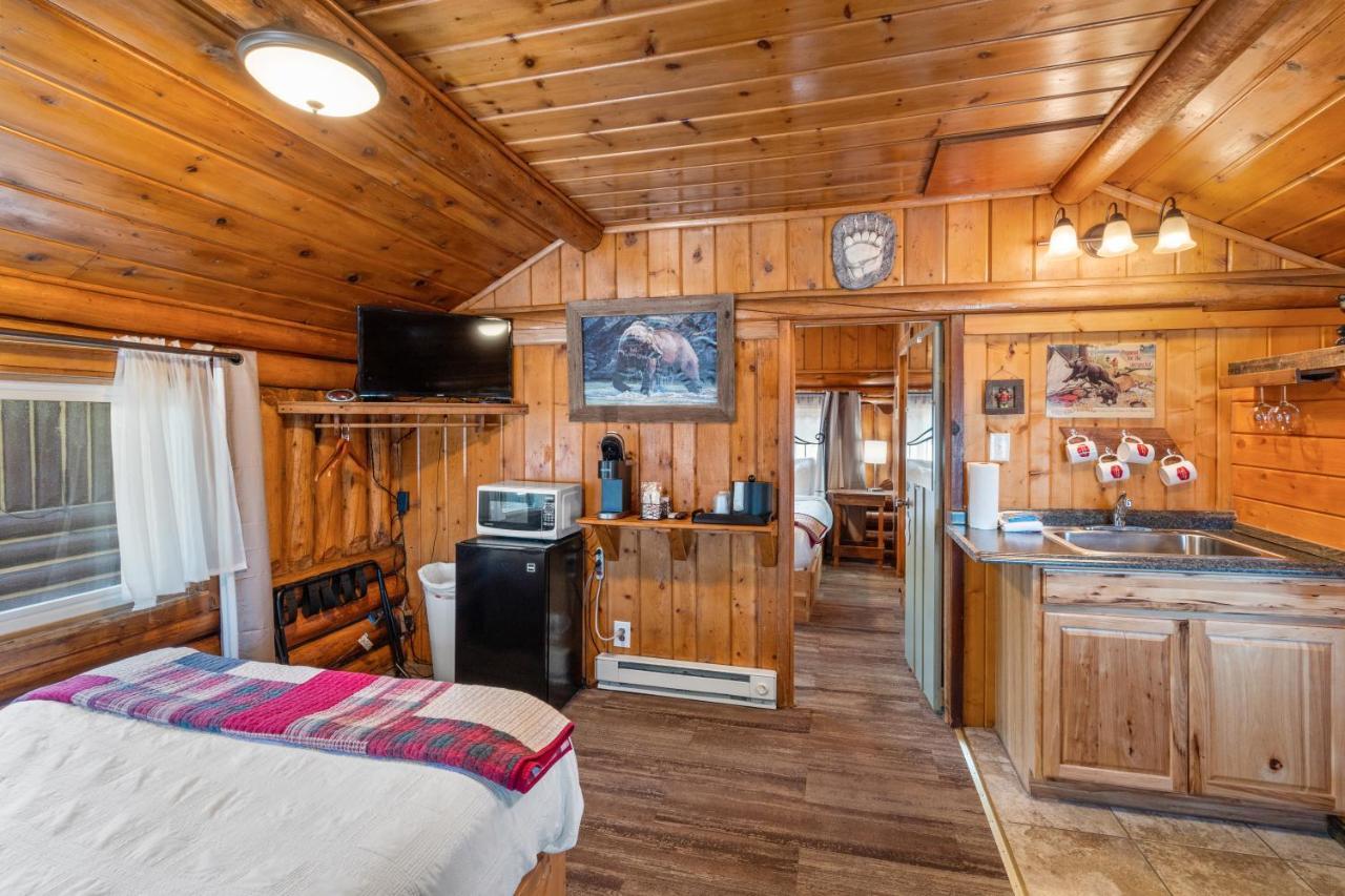 Hotel The Bucking Moose à West Yellowstone Extérieur photo