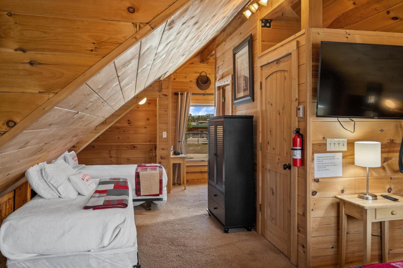 Hotel The Bucking Moose à West Yellowstone Extérieur photo